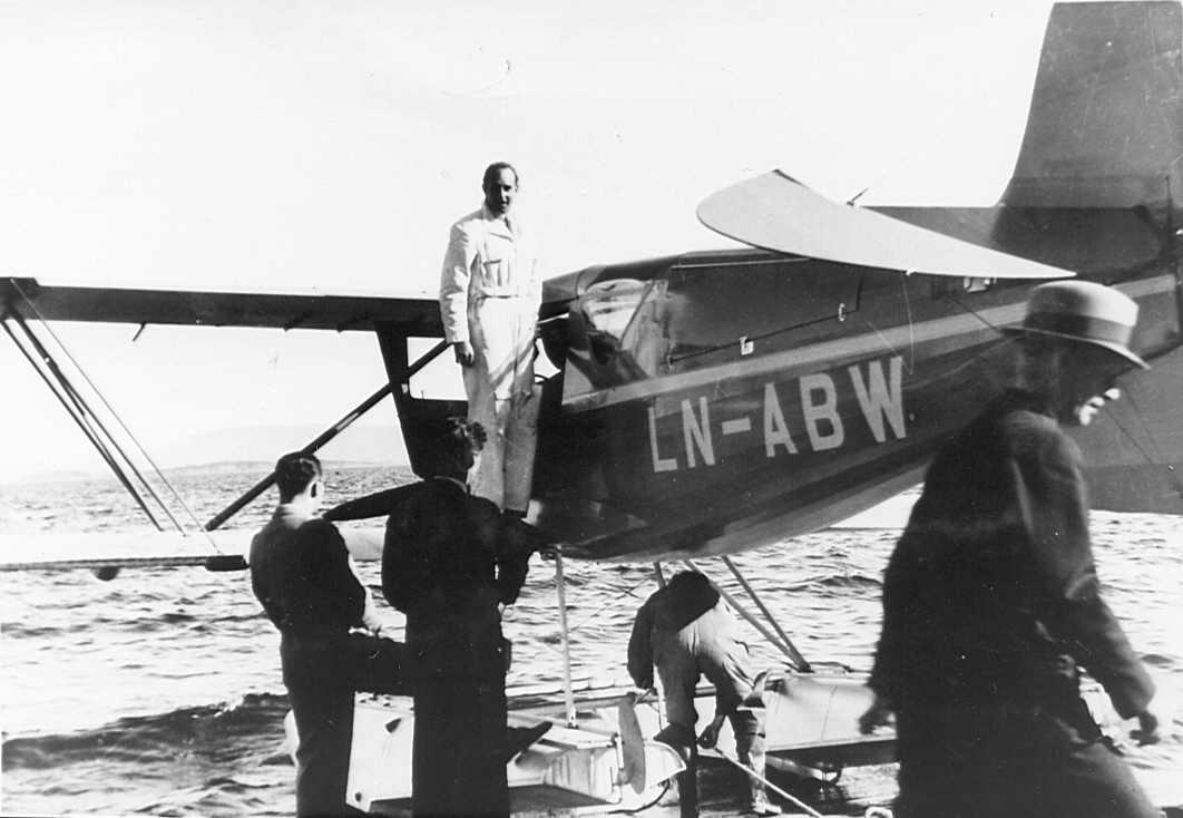 Viggo Widerøe before the departure of the first flight to Haugesund.